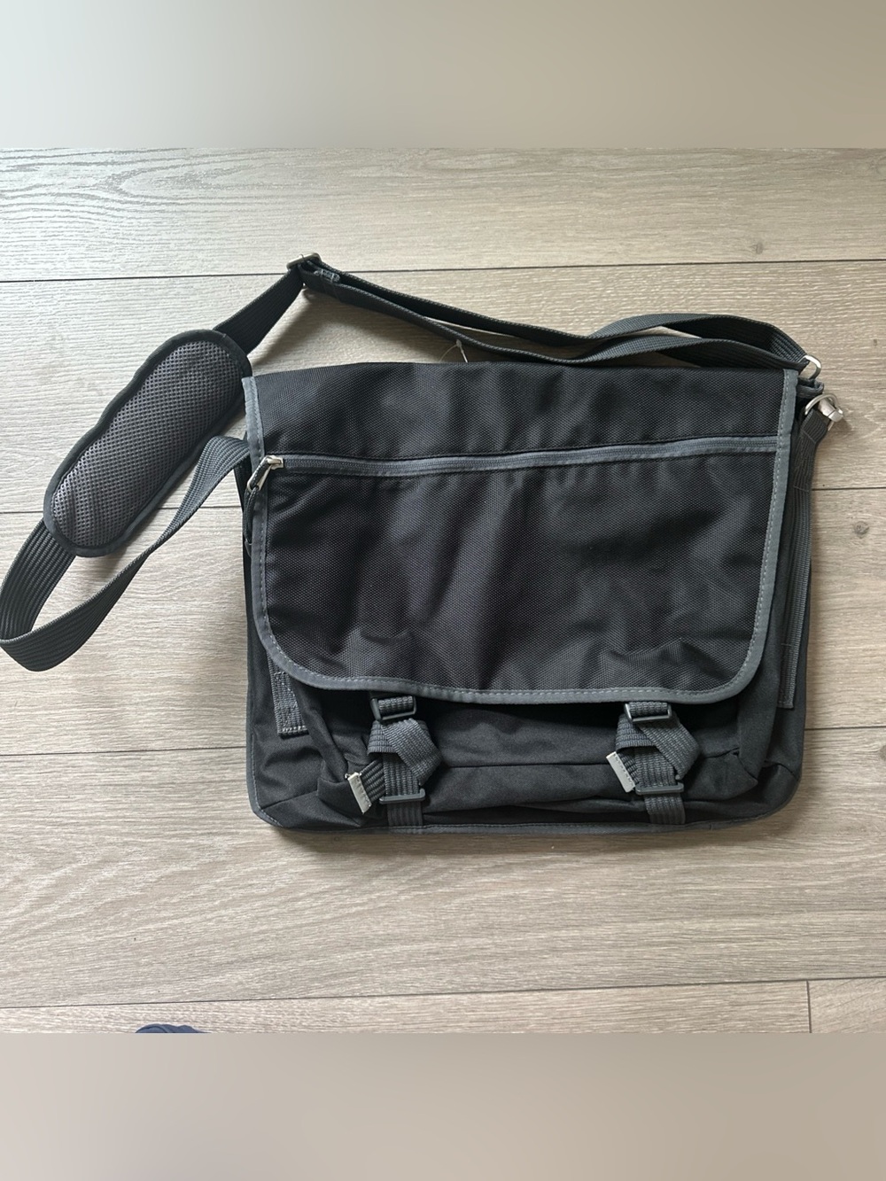 Pottery Barn Teen Gear-Up Black Gray Messenger Laptop shoulder Bag NEW Large - Picture 2 of 10